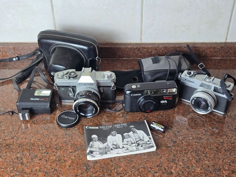 Lote de 3 Cámaras Fotográficas Vintage Canon Japonesas con Accesorios
