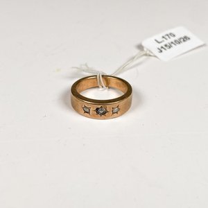 Anillo de Oro con Tres Piedras y Diseño Estrellado - imagen 1