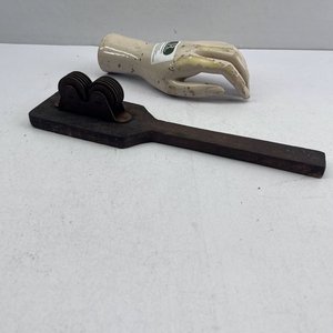 Afilador de Cuchillos Manual con Ruedas Metálicas y Mango de Madera - imagen 2