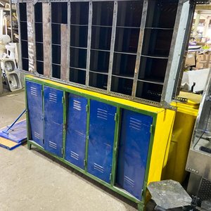 Lote siguiente: Estantería Modular con Lockers Metálicos Amarillos y Azules