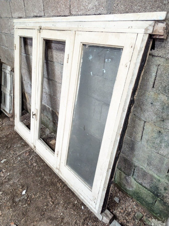 Ventana con tres hojas batientes en cedro, falleba y marco - imagen 4