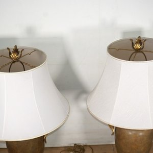 Par de Lámparas de Mesa Estilo Ánfora con Pantallas Blancas - imagen 4