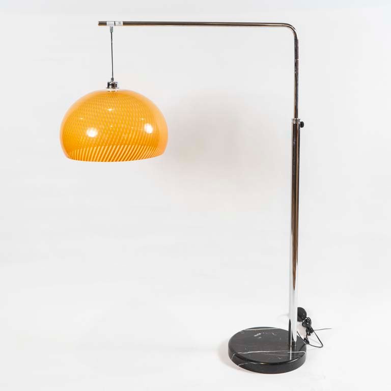 Lámpara de Pie Cromada con Base de Mármol y Pantalla Acrílica Naranja