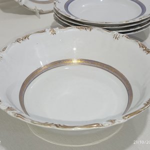 Juego de Cerámica Bavaria: Ensaladera y 8 Platos con Detalles Azules y Dorados - imagen 3