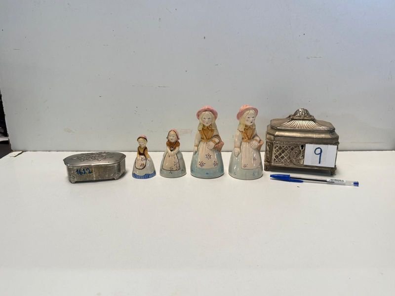 Colección de Figuritas Cerámicas con Caja de Metal - imagen 3