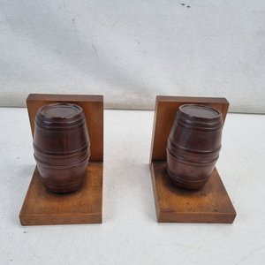 Lote siguiente: Par de Sujetalibros Decorativos con Diseño de Barril en Madera