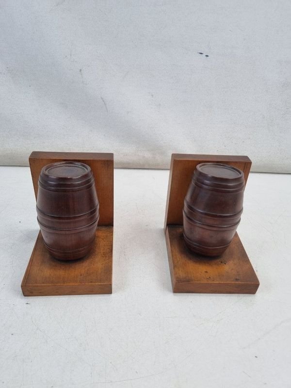 Par de Sujetalibros Decorativos con Diseño de Barril en Madera