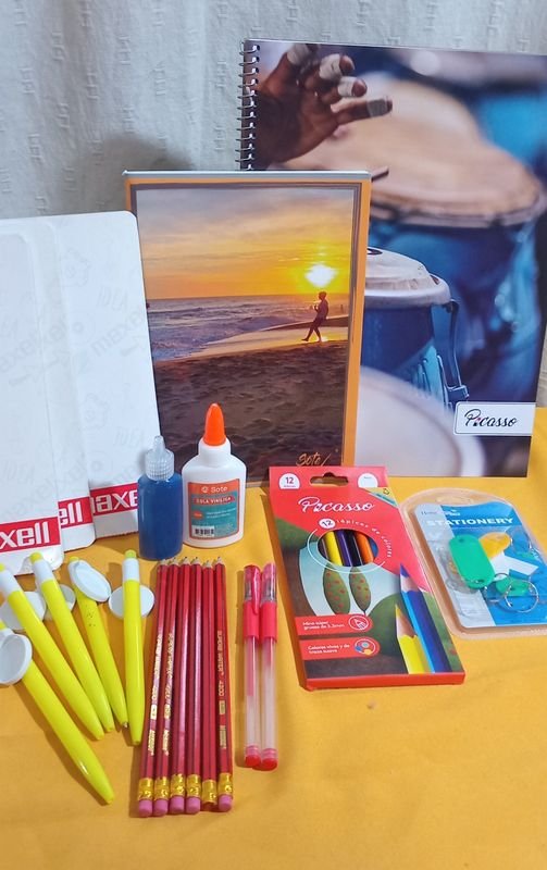 Conjunto de lápices, cuaderno y cascos para computadora - imagen 2