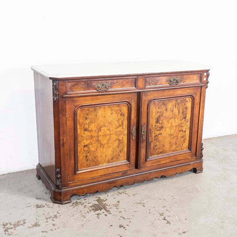 Lote anterior: Aparador estilo colonial con tapa de mármol y detalles en enchapado
