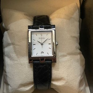 Reloj Bulova Clásico Rectangular de Dama con Calendario - Acero y Correa Negra - imagen 2
