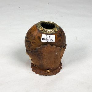Lote anterior: Mate de Calabaza con Virola de Plata y Oro y Base de Cuero