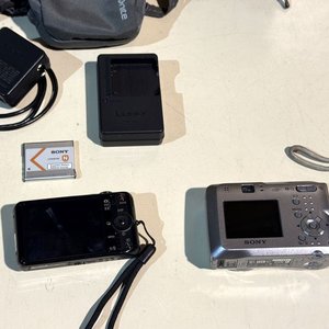 Dos Cámaras Digitales Sony Cyber-shot con Estuches y Accesorios - imagen 3