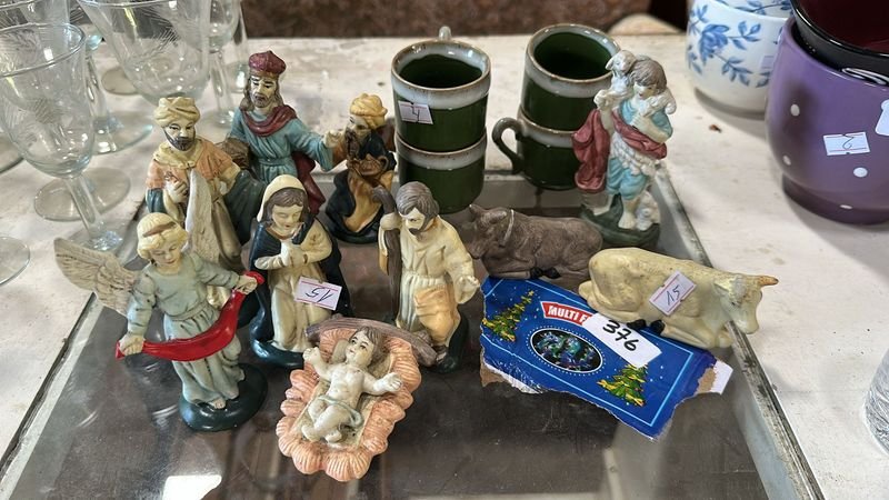 Lote siguiente: Figurines religiosas y objetos decorativos