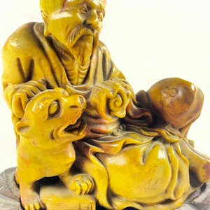 Figura Oriental Antigua en Piedra con Perro y Base de Madera - imagen 5