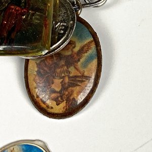 Lote de Doce Medallitas Religiosas con Broche - imagen 6