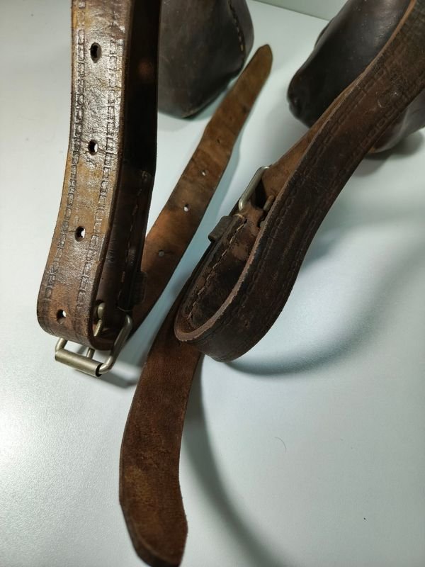 Par de estribos en cuero cosido con correa y hebilla metálica - imagen 4