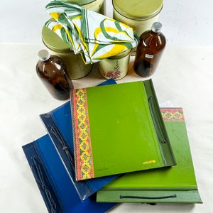 Lote de Latas Decorativas, Botellas Ámbar, Álbumes y Servilletas - imagen 2