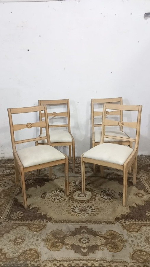 Lote anterior: Sillas de comedor de madera clara con acabados decorativos