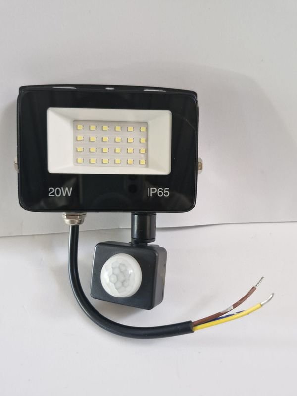 Iluminación LED VYBA 20W 6000K con Fotocelula