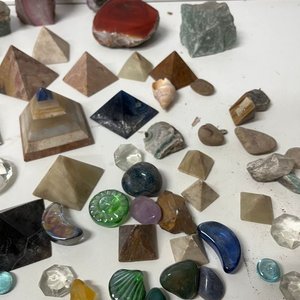 Lote Variado de Piedras Naturales, Caracoles y Pirámides Decorativas - imagen 12