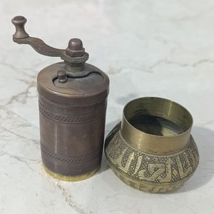 Antiguo Molinillo Turco de Bronce Funcional - imagen 4