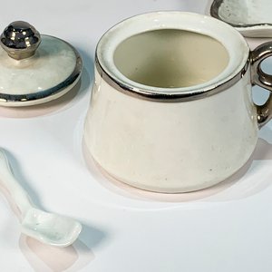Juego de Aceiteras, Vinagrera y Saleros de Porcelana Checoslovaca con Monogramas Plateados - imagen 4