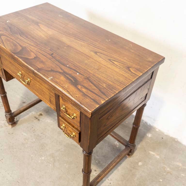 Escritorio de madera con cinco cajones y patas torneadas - imagen 2