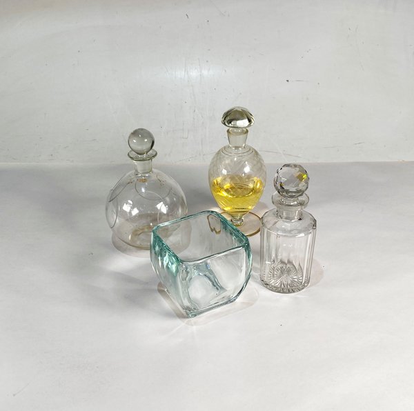 Lote de 4 piezas de vidrio: 3 botellones y 1 centro decorativo - imagen 1