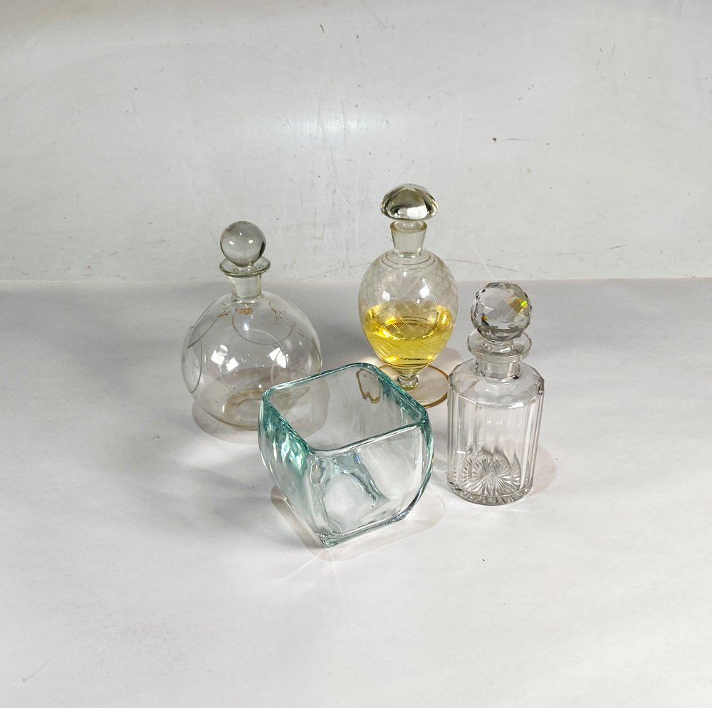 Lote de 4 piezas de vidrio: 3 botellones y 1 centro decorativo