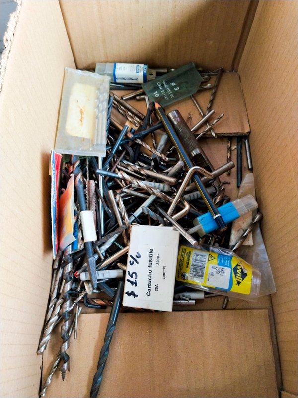 Caja con 100 ps. mechas , llaves allen