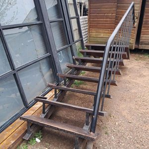 Lote siguiente: Escalera de Hierro con Escalones de Cedro y Baranda