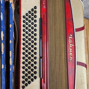 Acordeón Hohner Rojo con Caja Original y Correa - imagen 6