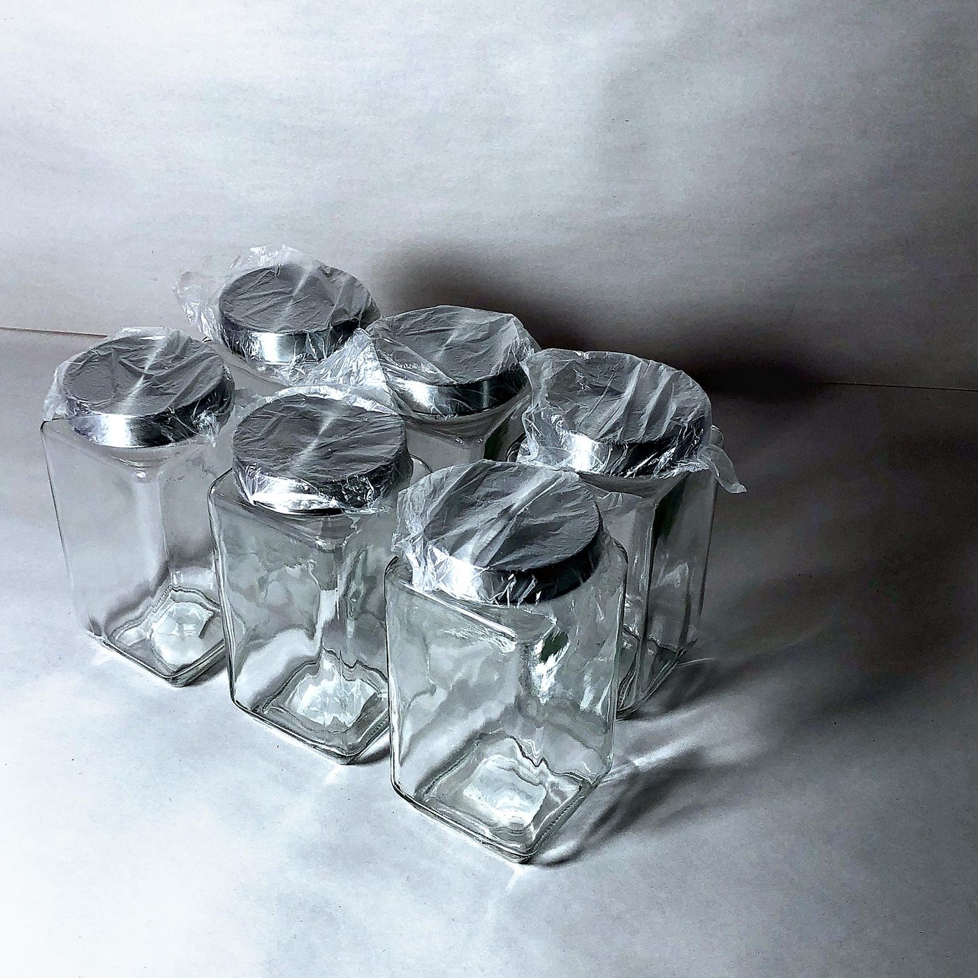 Seis Frascos Cuadrados de Vidrio Transparente con Tapa Metálica