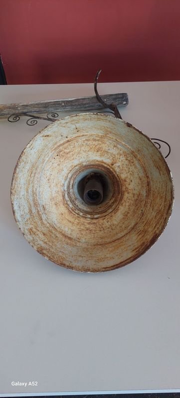 Lámpara de estilo antiguo con forma cónica y acabado metálico - imagen 3