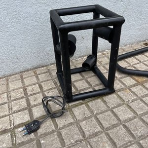 Lote de 3 Veladores Industriales en Hierro Negro: Pie y Apliques Cubo - imagen 7
