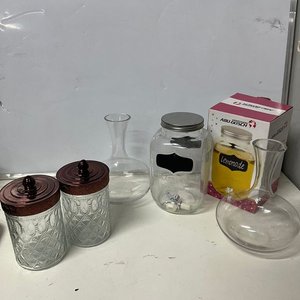 Lote siguiente: Set de 5 Piezas: 2 Floreros de Vidrio, Dispensador con Canilla y 2 Bollones Decorativos