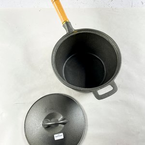 Olla de Hierro Fundido con Tapa y Asa de Madera - imagen 3