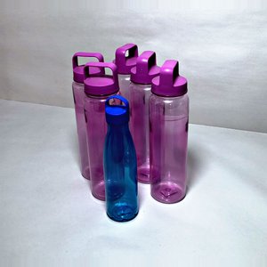 Lote de 6 Botellas Plásticas: 5 Violetas con Manija y 1 Azul - imagen 1