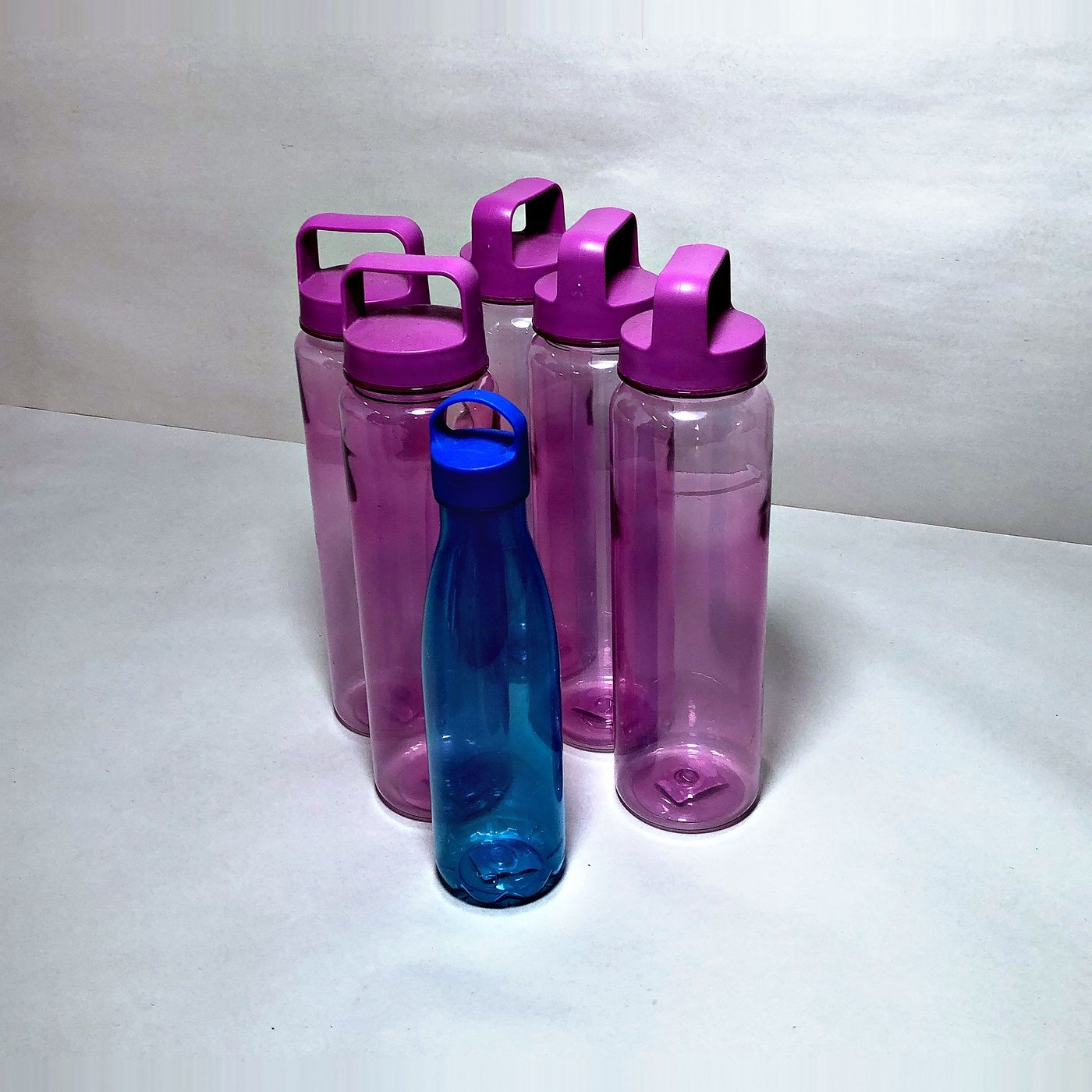 Lote de 6 Botellas Plásticas: 5 Violetas con Manija y 1 Azul