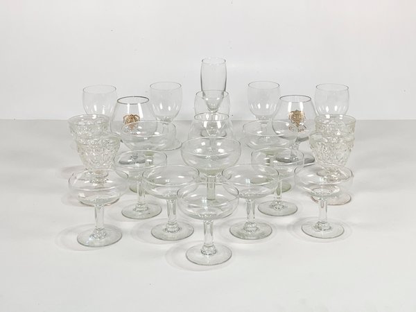 Lote siguiente: Colección de copas de vino de vidrio