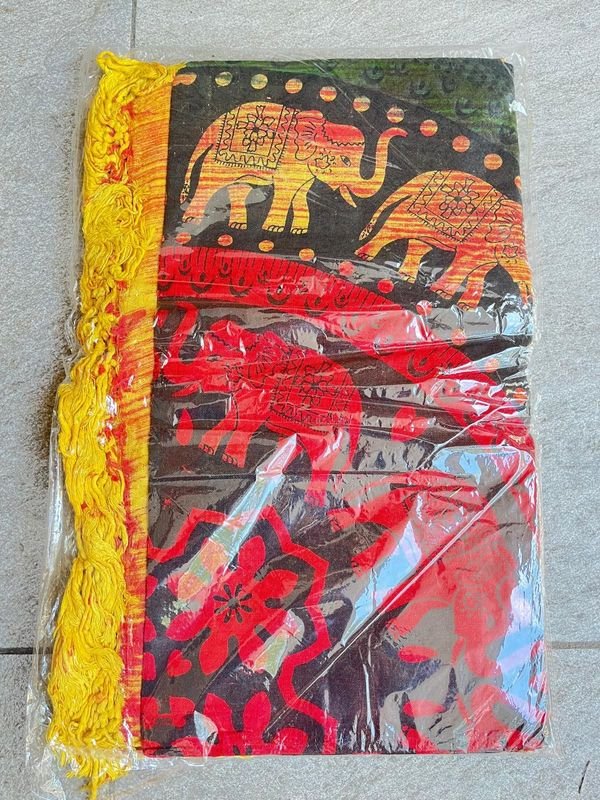 Colcha India Nueva con Diseño de Elefantes y Flecos Amarillos