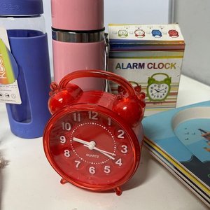 Micrófono Bluetooth Rosa, 7 Platos Infantiles, 2 Botellas y Reloj Despertador Rojo - imagen 5