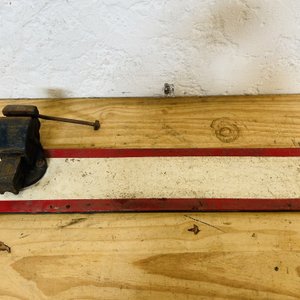 Lote #076 – Morsa de mesa con base de hierro - imagen 4