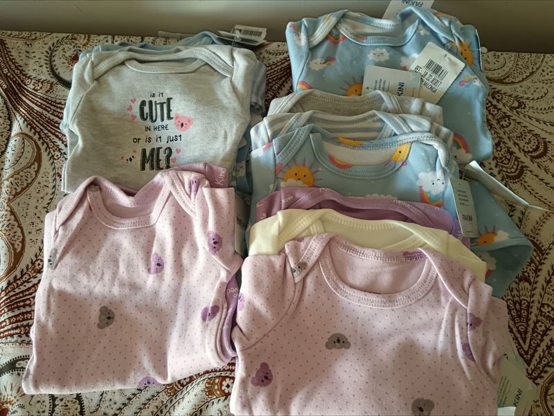 Lote siguiente: Ropa para bebés, lote de dieciséis Bodies de bebe varón