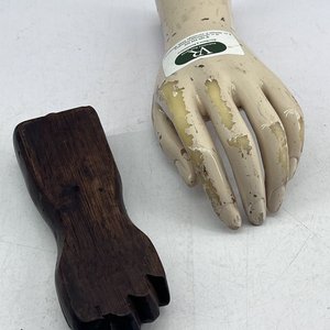 Destapador de Madera con Forma de Mano de la Suerte - imagen 2