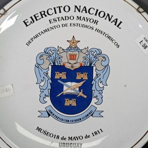 Plato de Cerámica "Ejército Nacional" con Soporte y Escudo Histórico - imagen 3