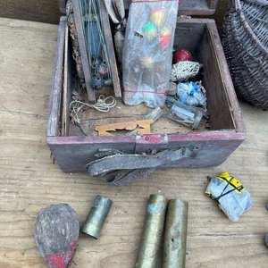 LOTE DE PESCA ANZUELOS DE ANTES BUENASOS ETC ETC CAJA DEE MADERA PLOMO ETC ET - imagen 2