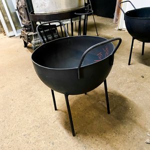 Fogón Negro Metálico con Patas - Alto 39 cm, Diámetro 36 cm - imagen 4