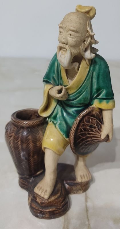 Figura Oriental de Barro Esmaltado: Colecciónable y Artística - imagen 3