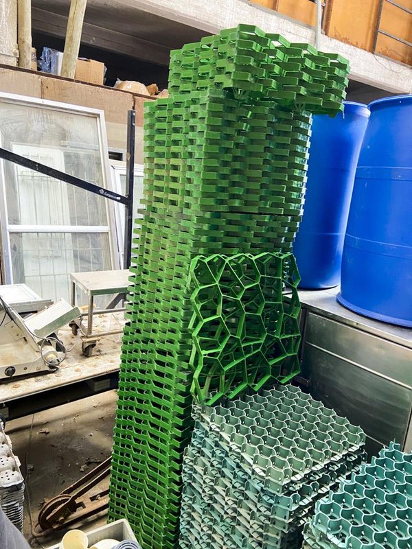 Cincuenta Rejillas para Césped de PVC (50x50 cm) - imagen 1